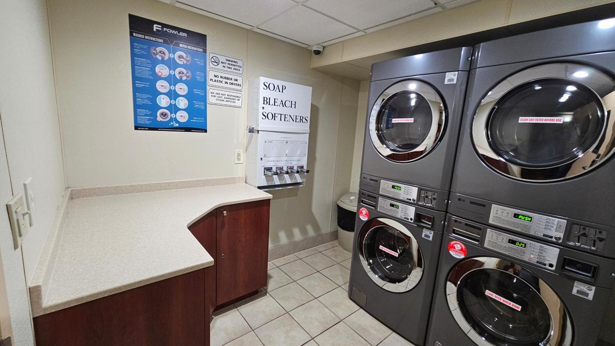 Econo Lodge Woodbridge Iselin Buitenkant foto
