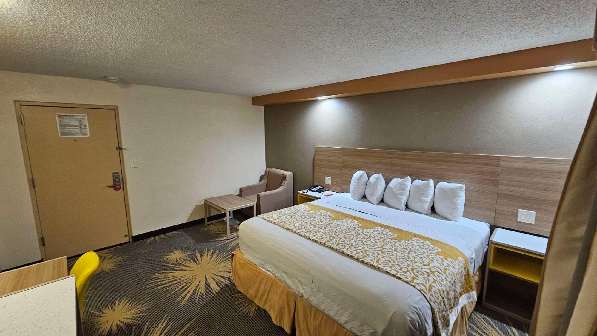 Econo Lodge Woodbridge Iselin Buitenkant foto