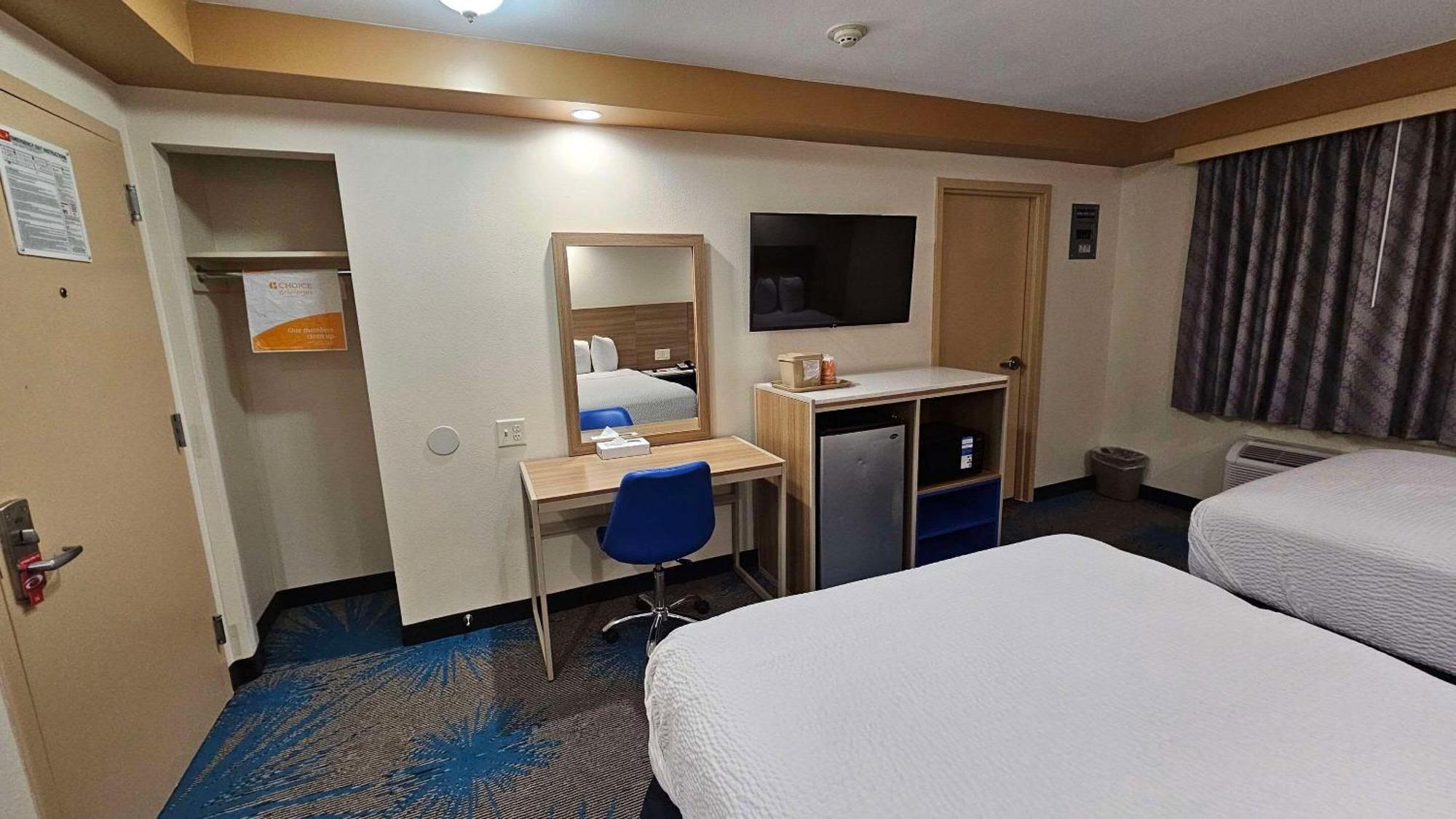 Econo Lodge Woodbridge Iselin Buitenkant foto